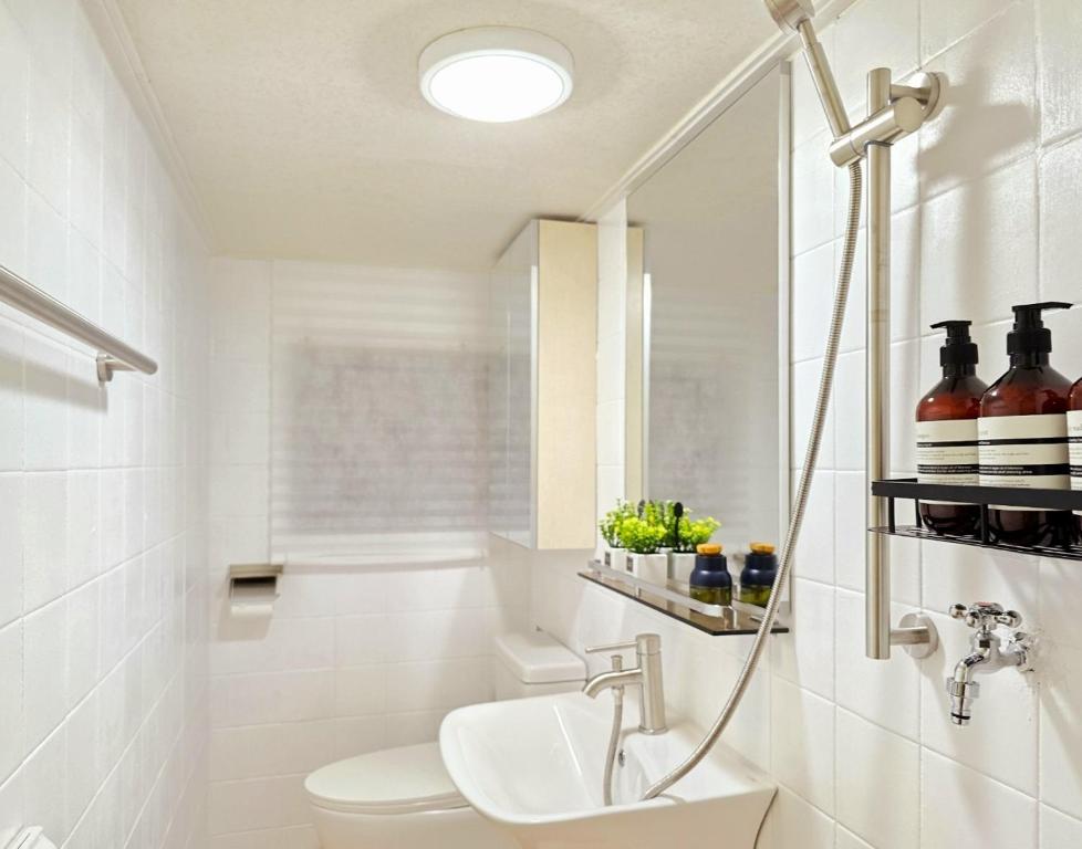 une salle de bain avec un lavabo, des toilettes et un miroir dans l'établissement STAY EDGE GONGBAEK - near Shindaebang Station Boramae Hospital & Park Hongik University Airport Bus near Sindorim, Gangnam, à Séoul