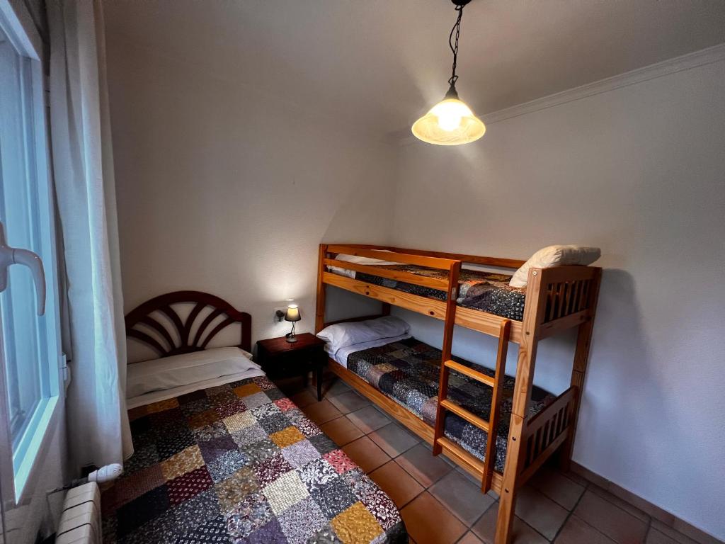 Postel nebo postele na pokoji v ubytování Chalet cerca de Denia, piscina, playa y Montaña,