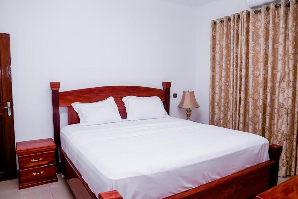 Postel nebo postele na pokoji v ubytování Luxury Villa AC Ensuite Room 9