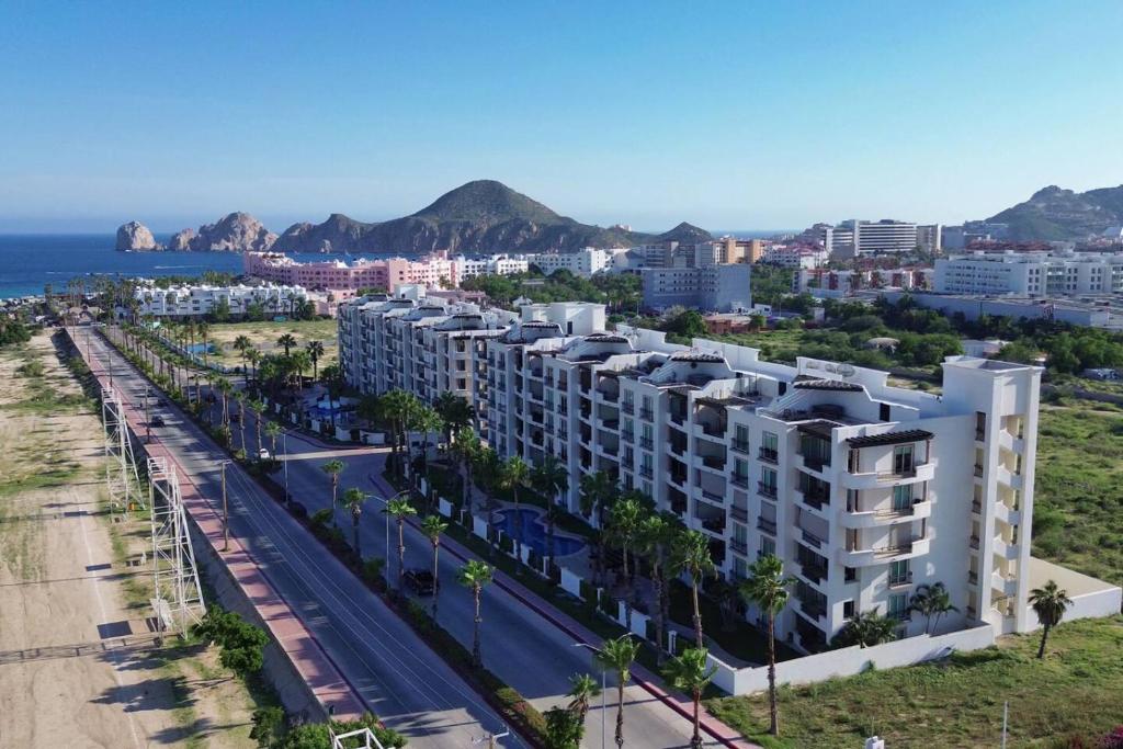 una vista aérea de un edificio situado junto a la playa en Medano Beach 2 Pools Downtown Marina Spacious, en Cabo San Lucas