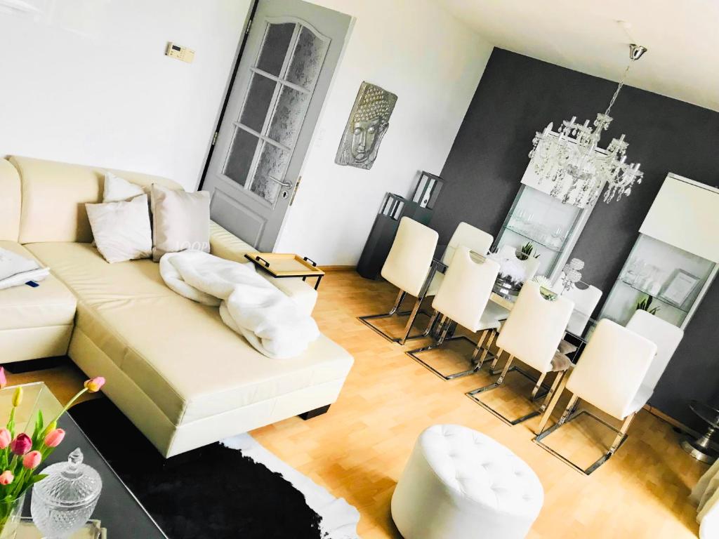 a living room with a couch and a table and chairs at VILLA SUNSHINE "SILVER SUITE" nad JEZIOREM WIELE PRZESTRZENI ZA NISKĄ CENĘ in Lipnica
