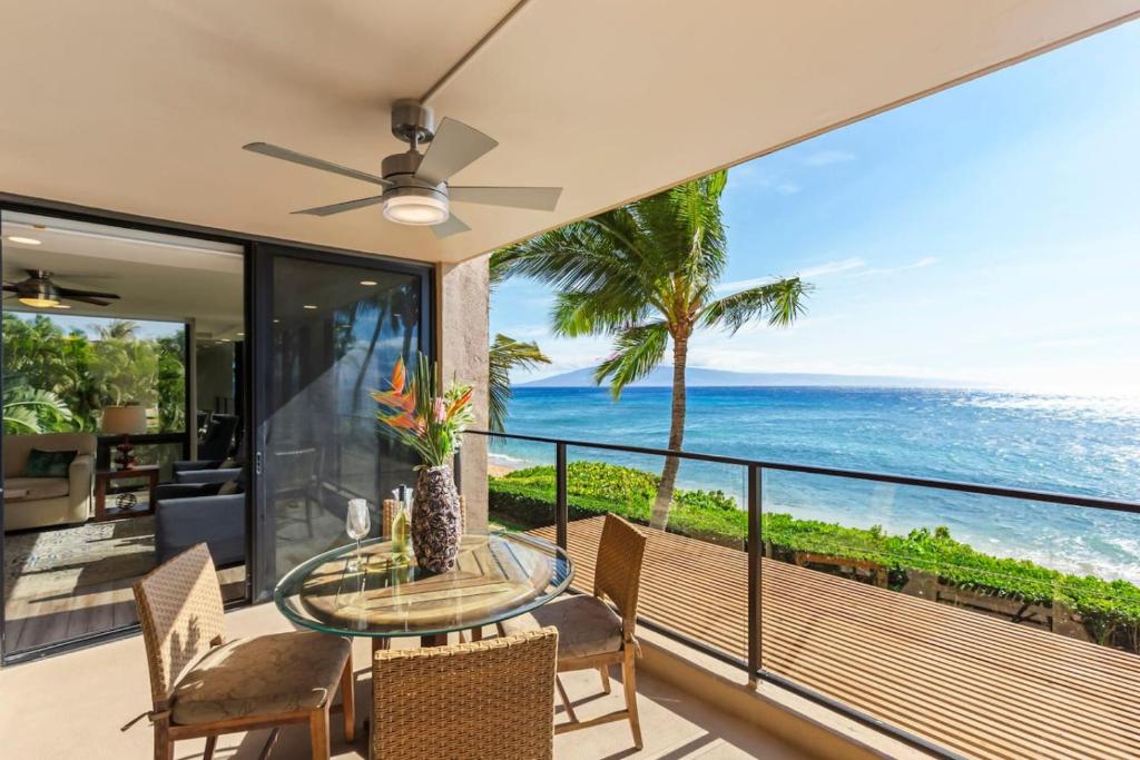 Un comedor con vista al mar en Incredible Views Mahana 219, en Kahana