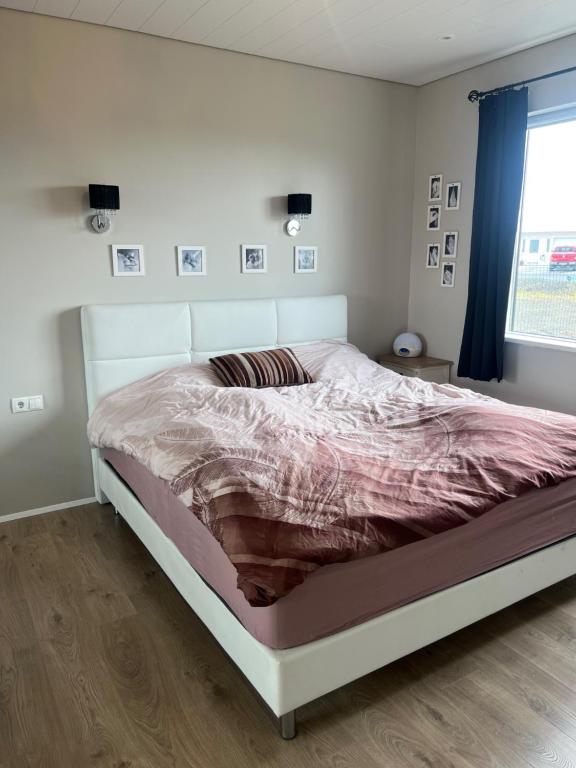 Postel nebo postele na pokoji v ubytování Hagalækur