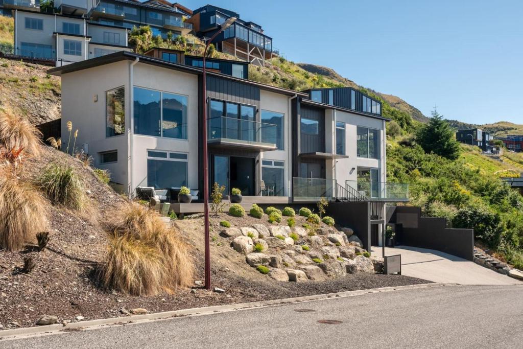 una casa sul fianco di una collina di The Middleton Room a Queenstown