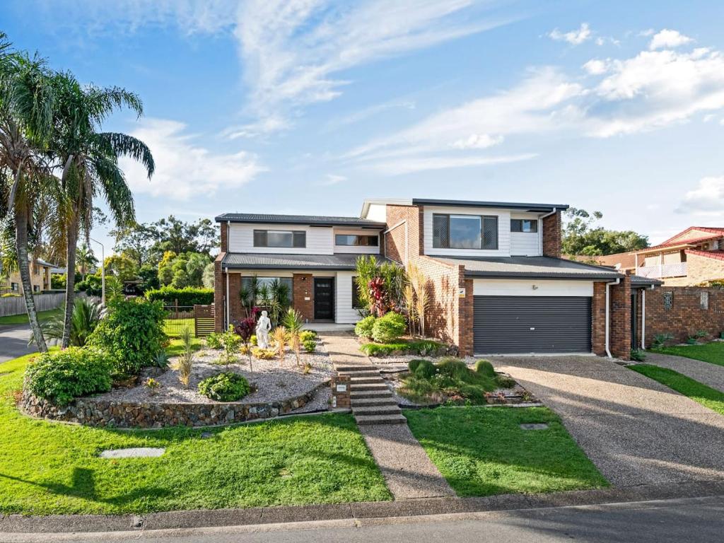 ein Haus mit einem Garten und einer Auffahrt in der Unterkunft Sunnybank Hills Retreat 6 Beds Near Market Square in Brisbane