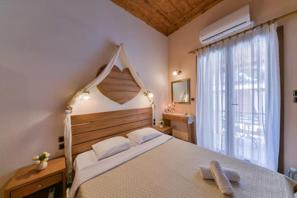 Postel nebo postele na pokoji v ubytování Naftilos Guest House