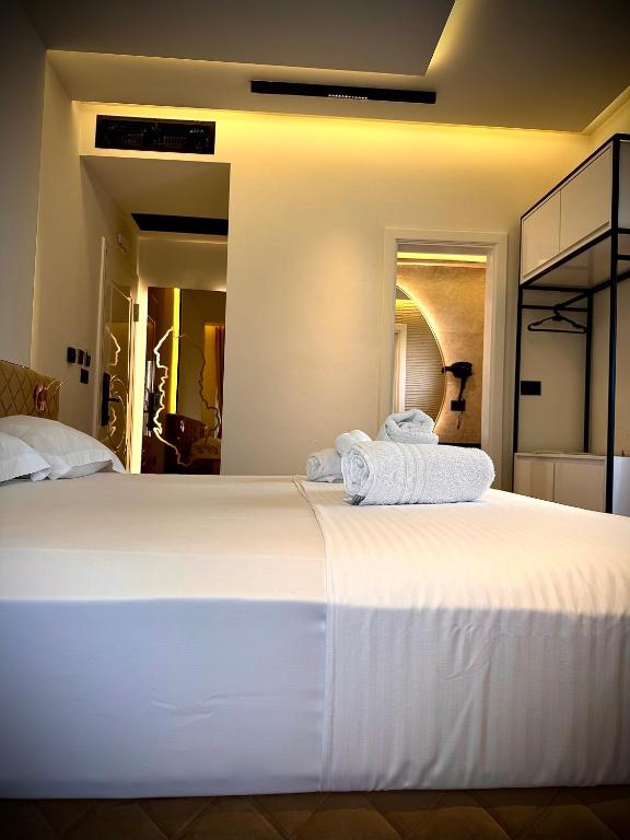 Postel nebo postele na pokoji v ubytování Martin Luxury Hotel