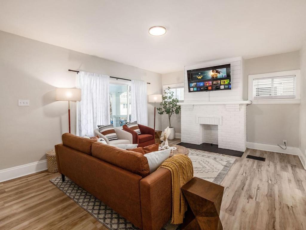 Μια τηλεόραση ή/και κέντρο ψυχαγωγίας στο Oakwood Charm Family-Friendly 3BR Getaway