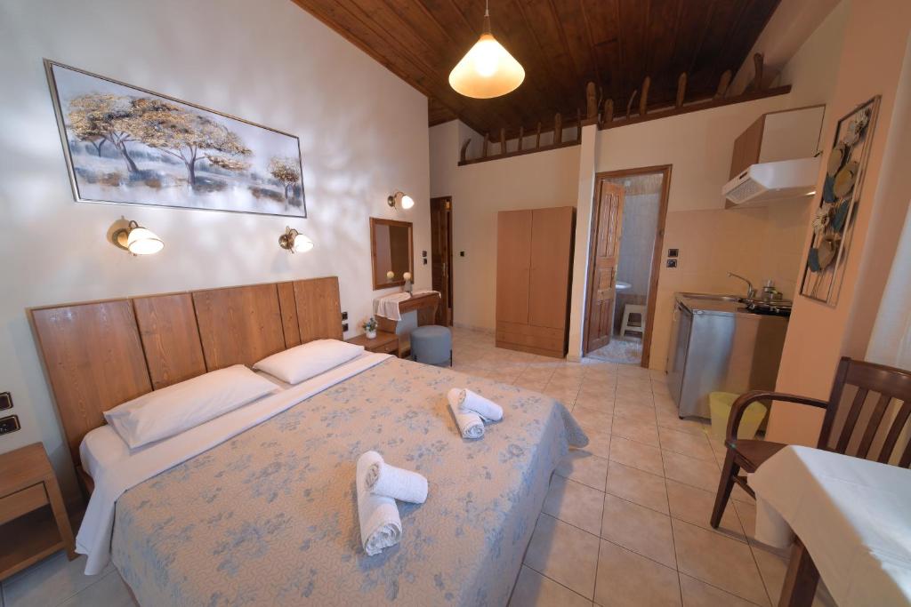 Postel nebo postele na pokoji v ubytování Naftilos Guest House