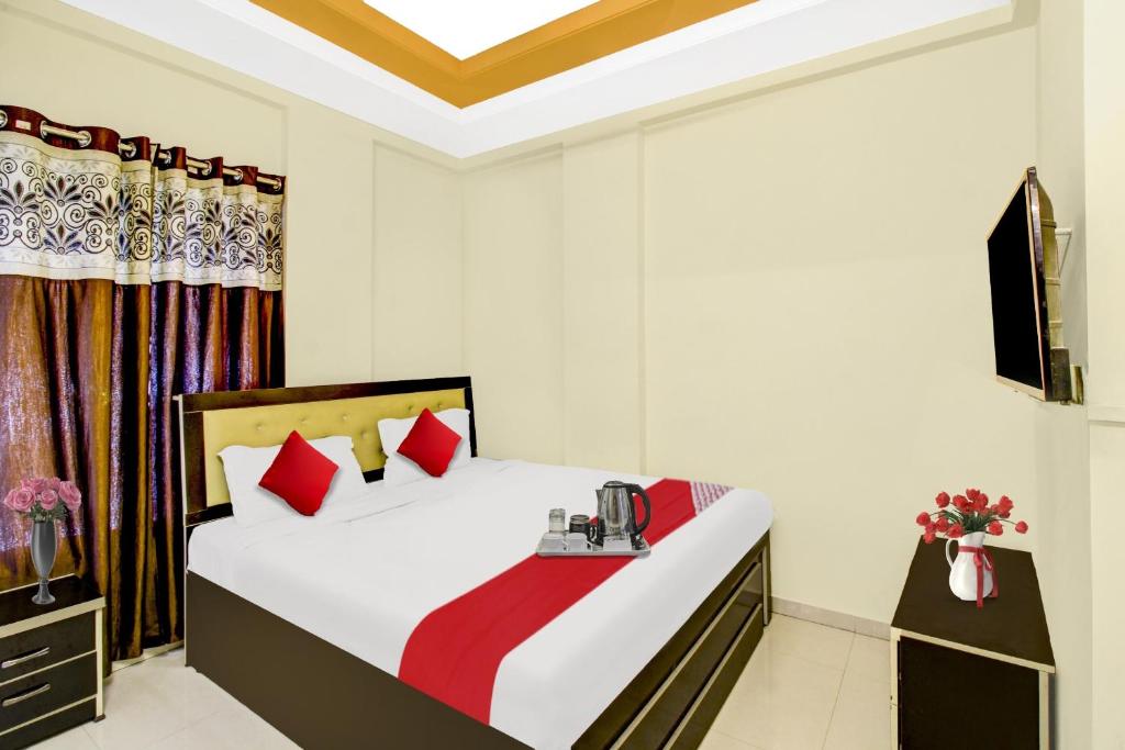 Postel nebo postele na pokoji v ubytování Hotel O Ap Royal Rooms