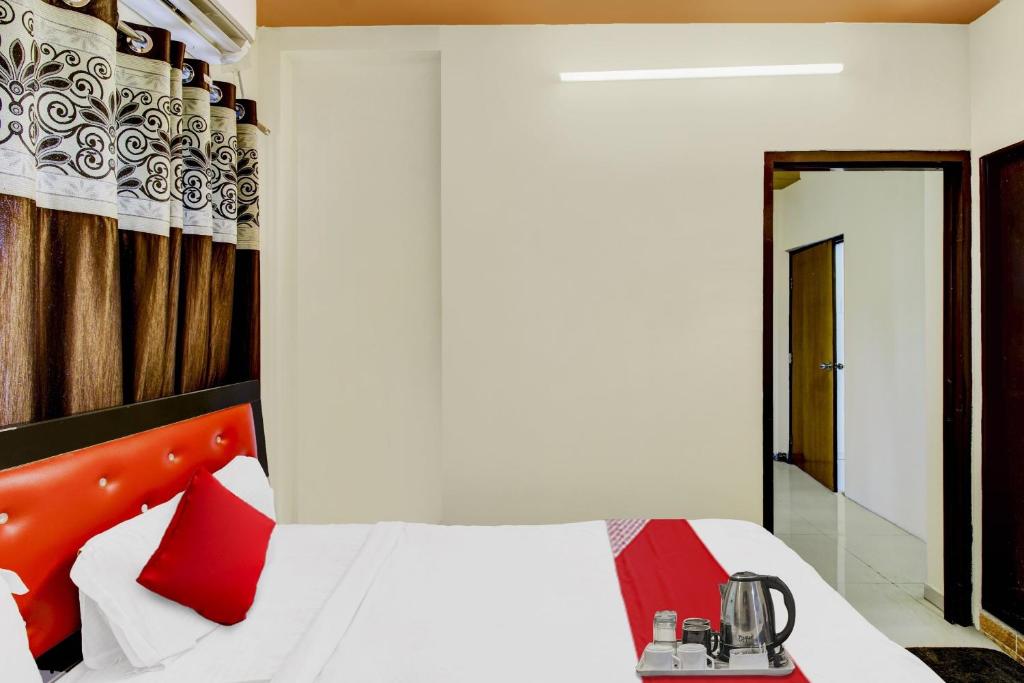 Postel nebo postele na pokoji v ubytování Hotel O Ap Royal Rooms
