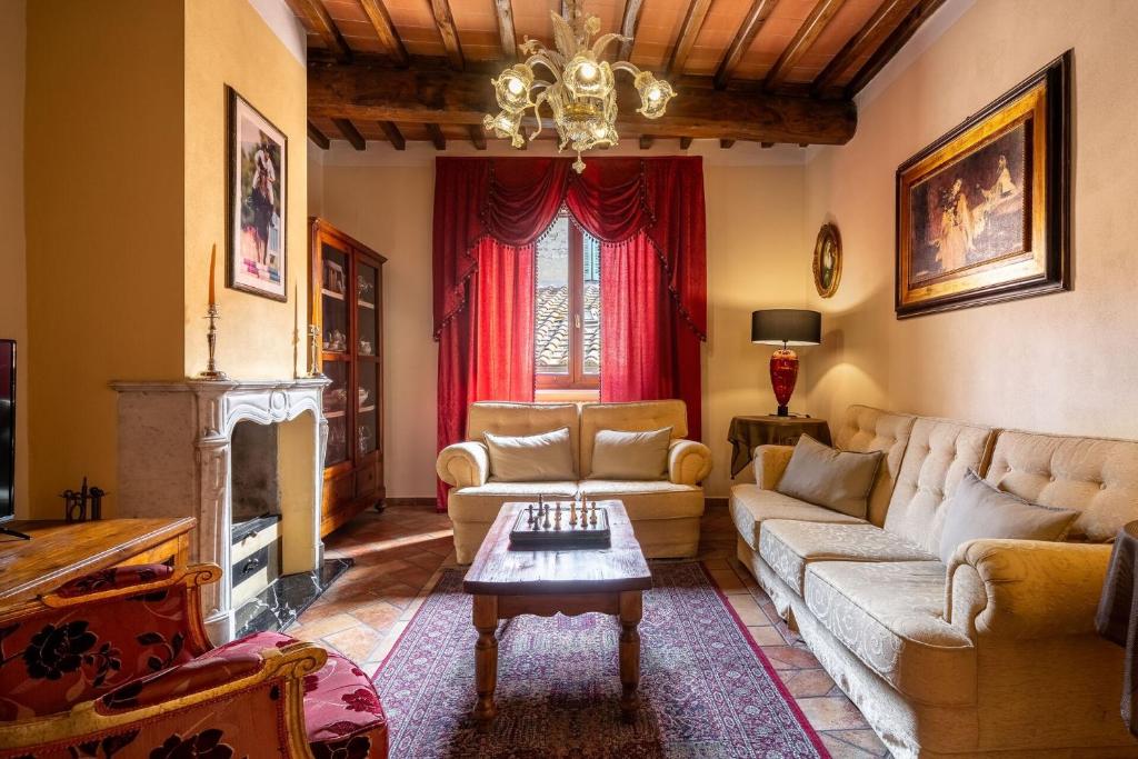 salon z kanapą i stołem w obiekcie Porta nuova home w mieście Colle Val d'Elsa