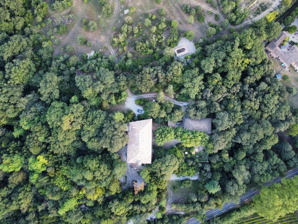 une vue aérienne d'une forêt avec un bâtiment dans l'établissement Domaine Daulone plein sud, à Vaison-la-Romaine