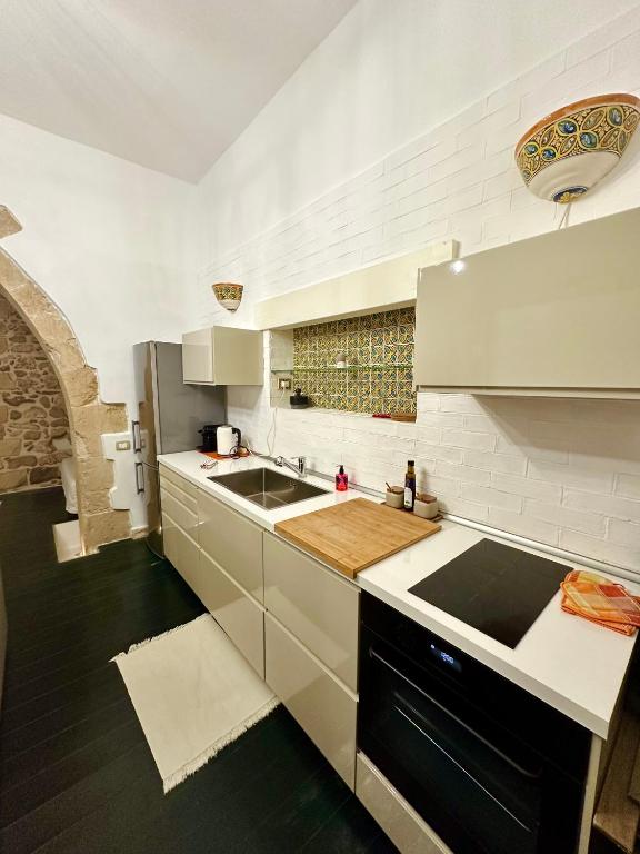 A kitchen or kitchenette at Le Cinque Pietre
