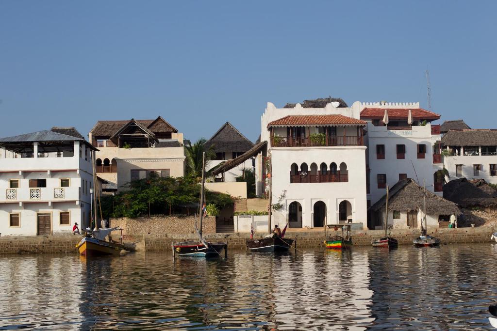 Výhled na řeku, která protéká v blízkosti hotelu