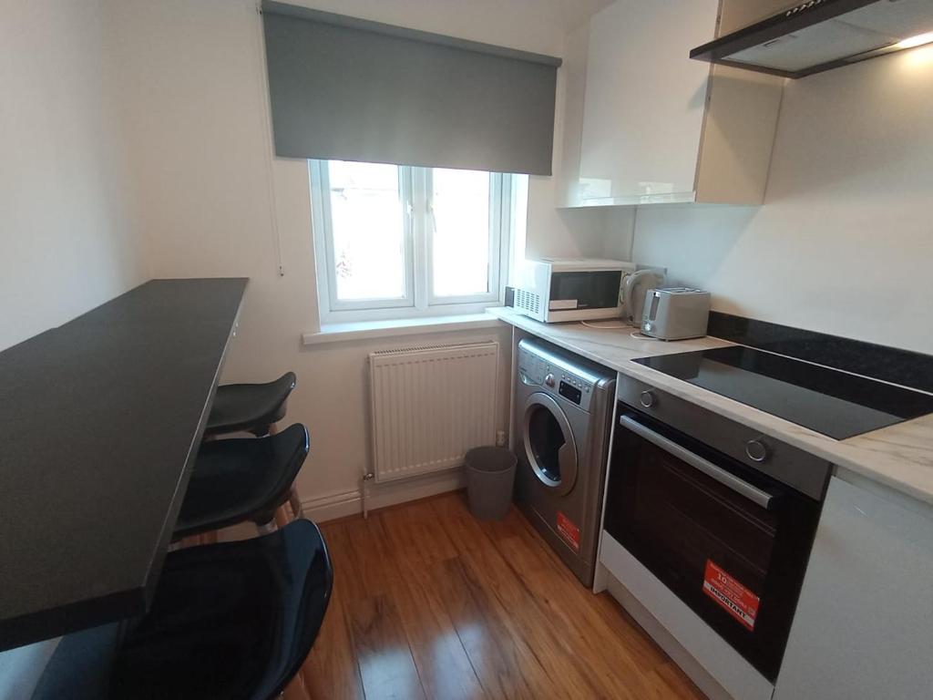 London Luxury 3 Bedroom Apartment close to East Ham Station - Apartment