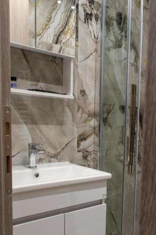 Un baño de Moet Apartment free private parking