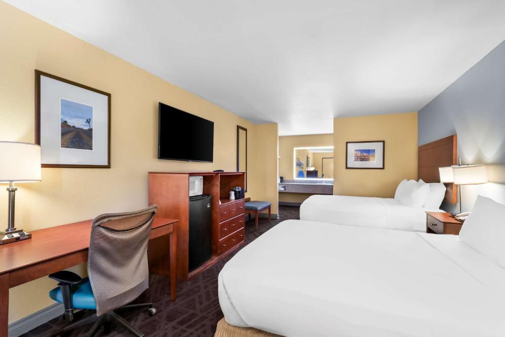 Postel nebo postele na pokoji v ubytování Sure Stay Plus by Best Western Twentynine Palms Joshua Tree