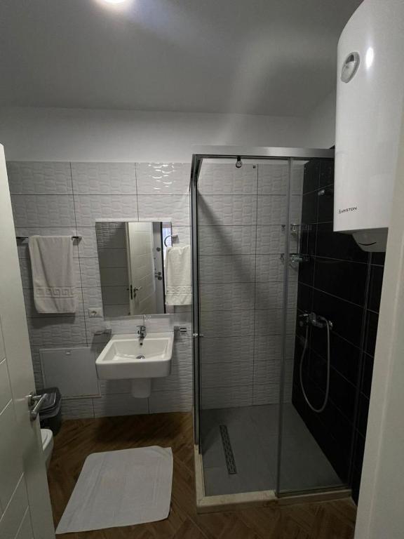 Koupelna v ubytování Shëngjini Apartments -Twin Towers-