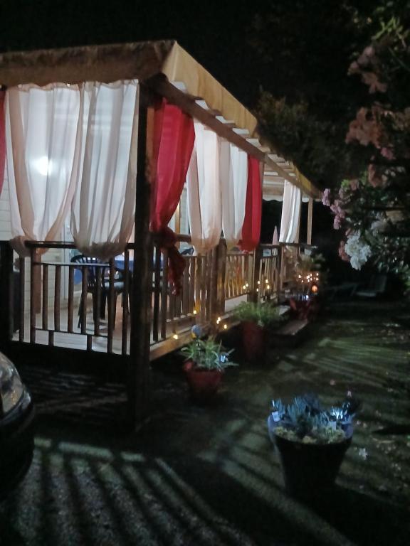 Vonkajšia záhrada v ubytovaní Location mobile home 6 personnes a fréjus