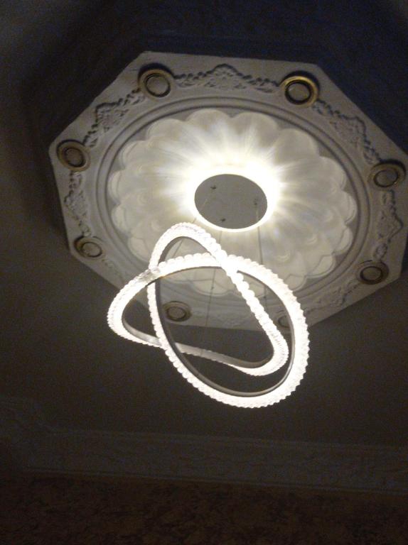 una luce sul soffitto di un edificio di Inn a Il Cairo