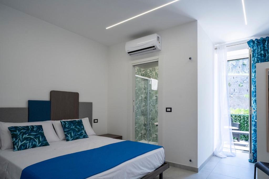 een slaapkamer met een bed en een groot raam bij Nonna Anna in Castellammare di Stabia