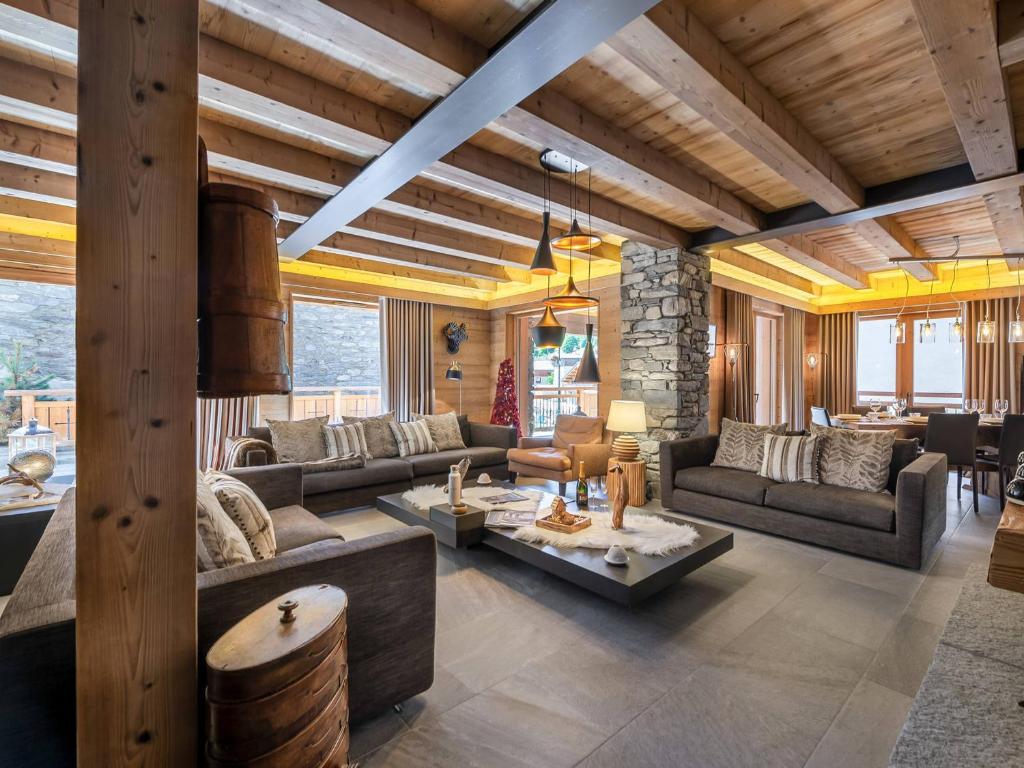 a large living room with couches and a table at Appartement spacieux 125m², 6 pers., garage et tranquillité - FR-1-570-19 in Praranger