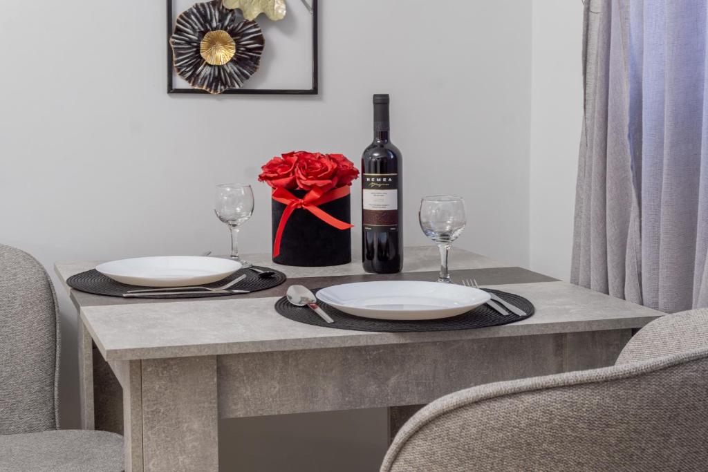 Un lugar para sentarse en Moet Apartment free private parking