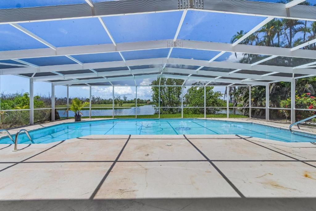 Bazén v ubytování Spacious 4-Bedroom Home with Heated Pool in Sanibel - Sanderling Point - Roelens nebo v jeho okolí
