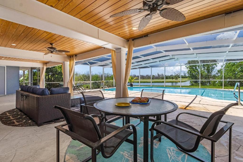 Bazén v ubytování Spacious 4-Bedroom Home with Heated Pool in Sanibel - Sanderling Point - Roelens nebo v jeho okolí