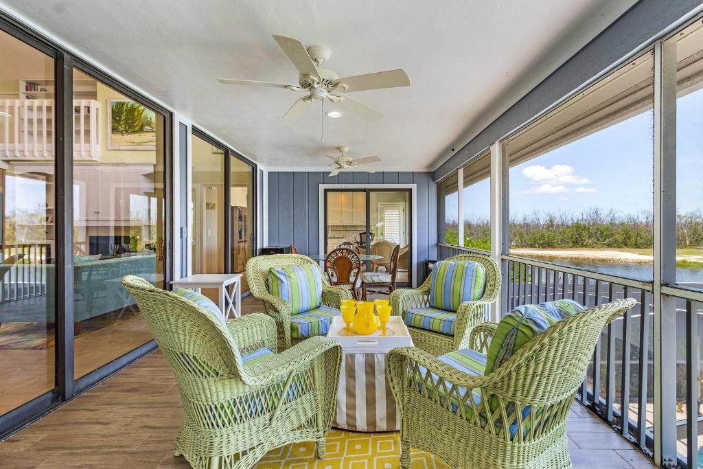 Posezení v ubytování Spacious 4-Bedroom Home with Heated Pool in Sanibel - Sanderling Point - Roelens