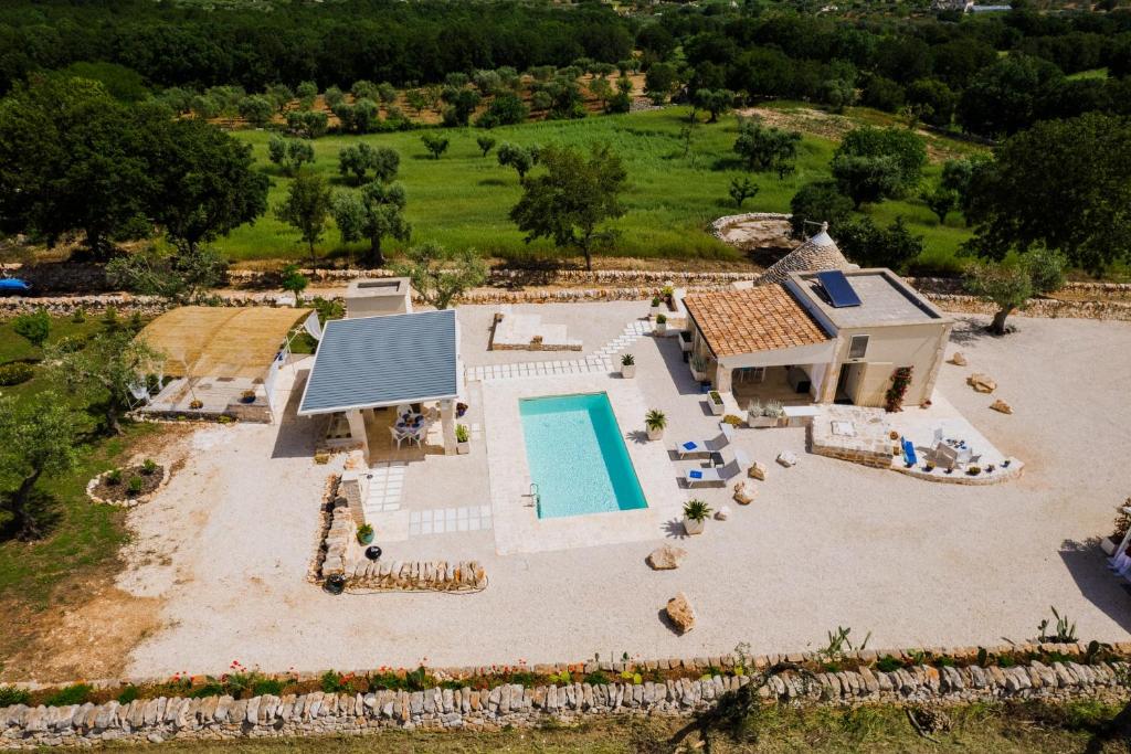 Kolam renang di atau dekat dengan Trullo del Benessere