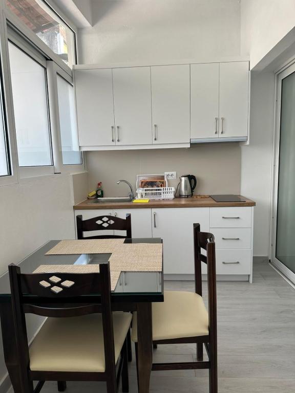 Kuchyň nebo kuchyňský kout v ubytování Dadaj Apartments