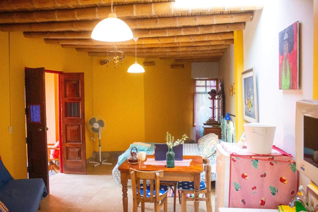 Soy y Luna- ECOALBERGUE RETABLOS PERU