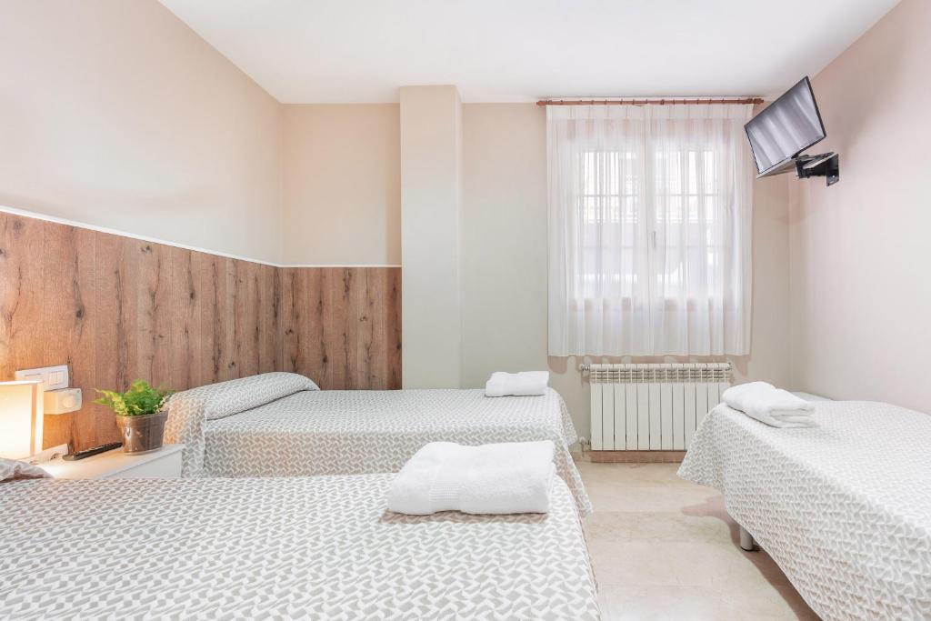 Postel nebo postele na pokoji v ubytování Hostal El Bugar