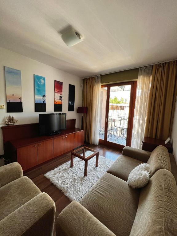 Televízia a/alebo spoločenská miestnosť v ubytovaní Skipper Apartman