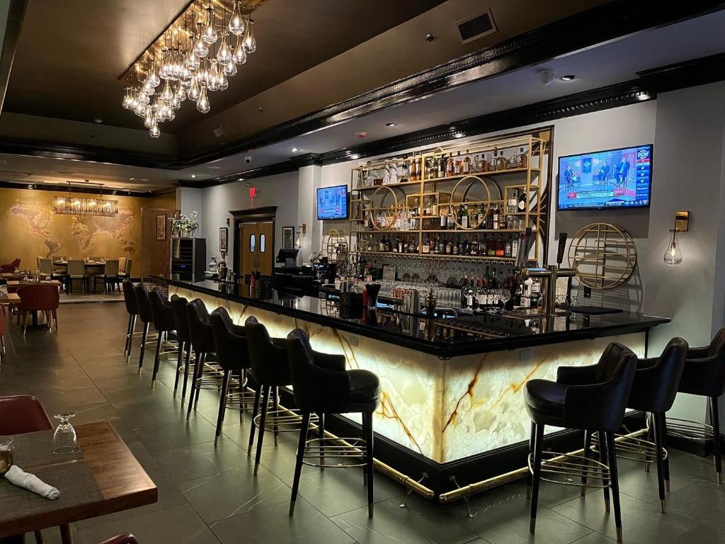 Lounge nebo bar v ubytování The Roslyn, Tapestry Collection by Hilton