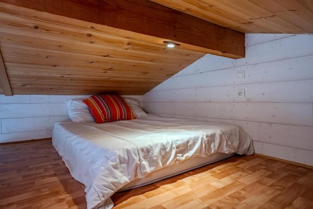 un lit dans une chambre avec un plafond en bois dans l'établissement Studio avec terrasse pour 2 personnes à Andernos, à Andernos-les-Bains