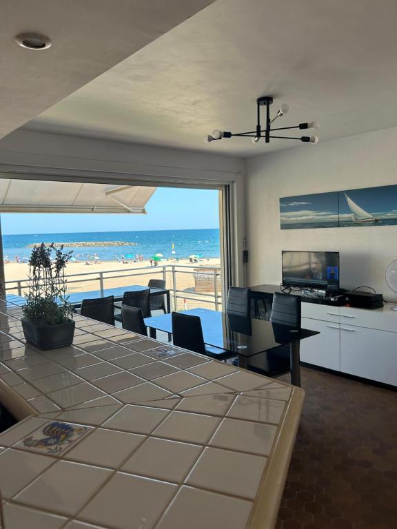 - un salon avec vue sur la plage dans l'établissement T2 Les pieds dans l'eau, accès direct plage, à Valras-Plage