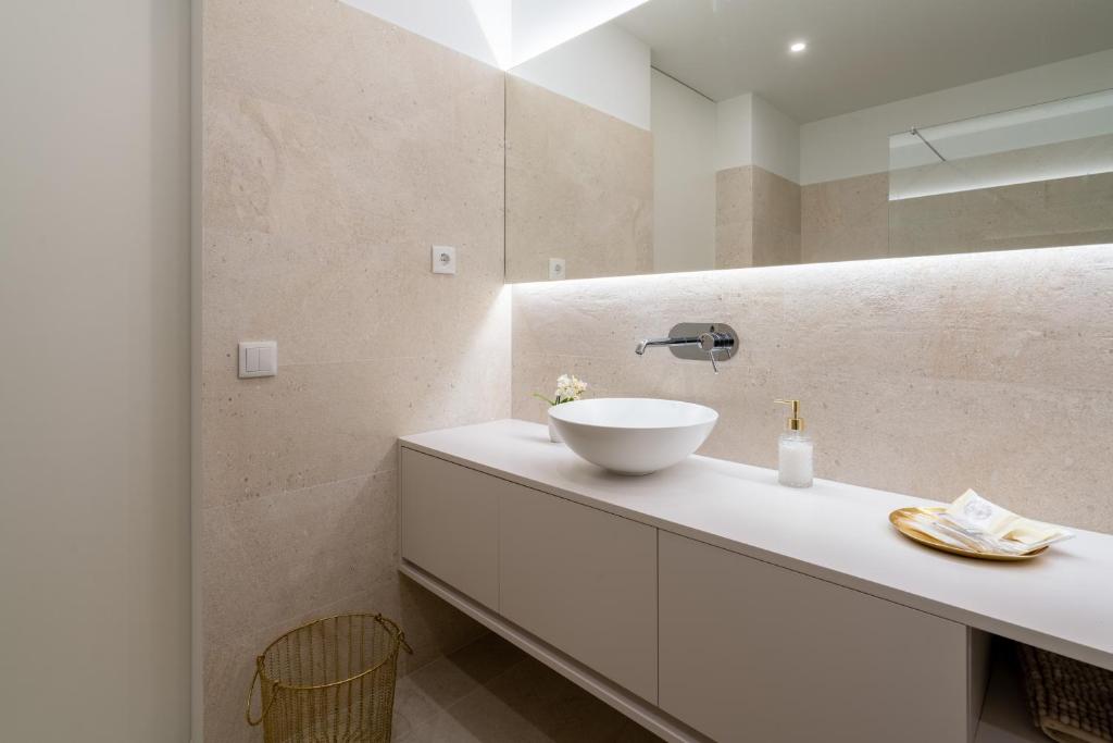 Phòng tắm tại Sunny Duplex with Pool and Ofir Beach Nature Escape