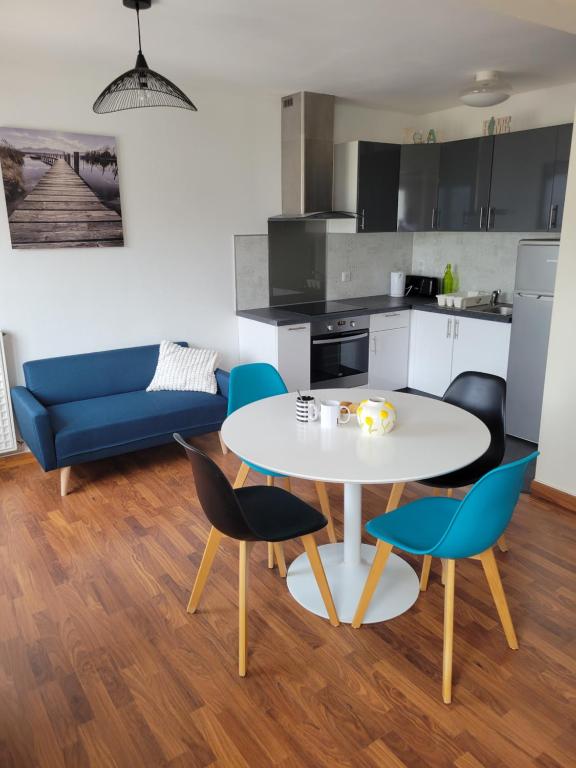 Kuchyň nebo kuchyňský kout v ubytování Bel appart avec parking, proche centre et plages