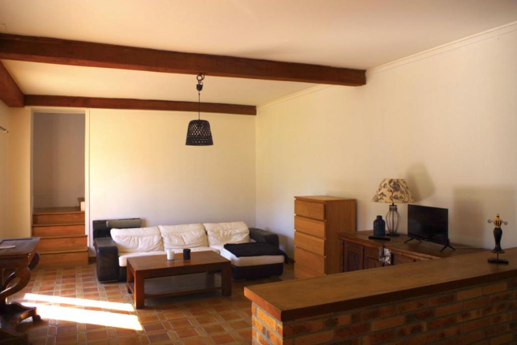 un salon avec un canapé et une table dans l'établissement House with garden by the sea No 2, à Ouistreham