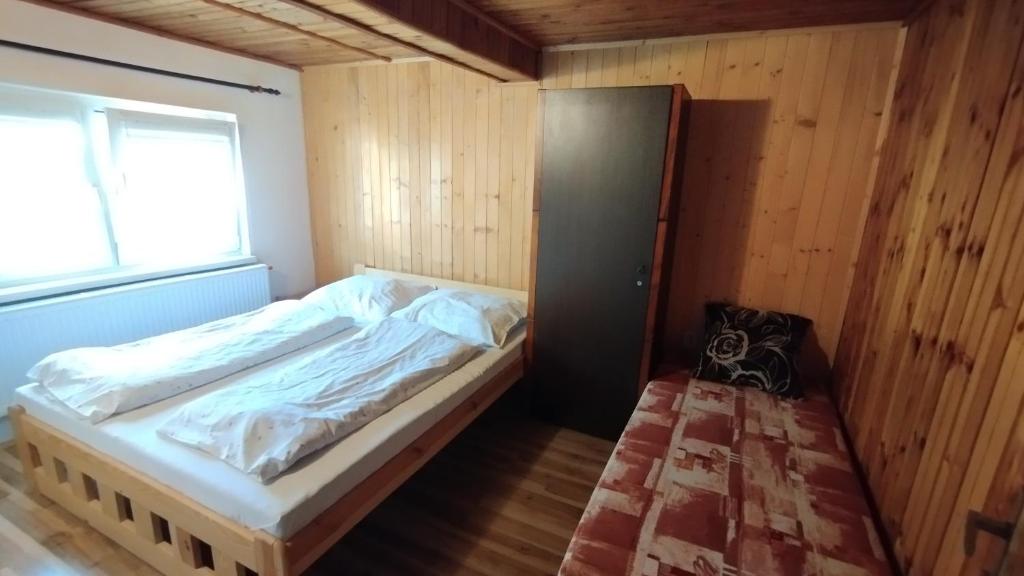 Postel nebo postele na pokoji v ubytování Chalupa Praženica