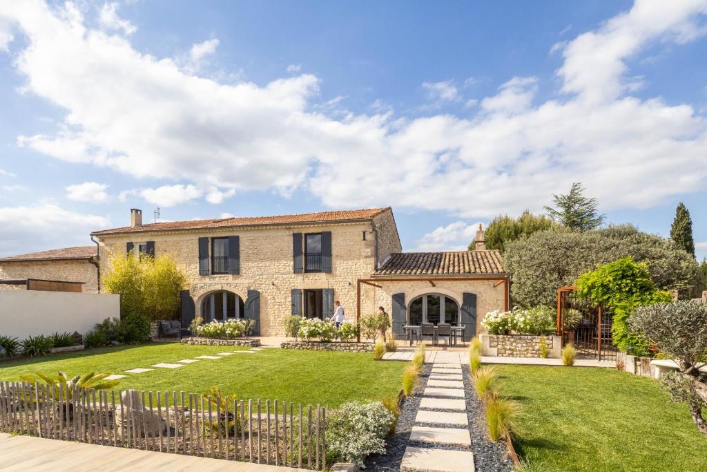 une vue extérieure d'une maison avec cour dans l'établissement Le Mas des Oliviers, à Châteaurenard