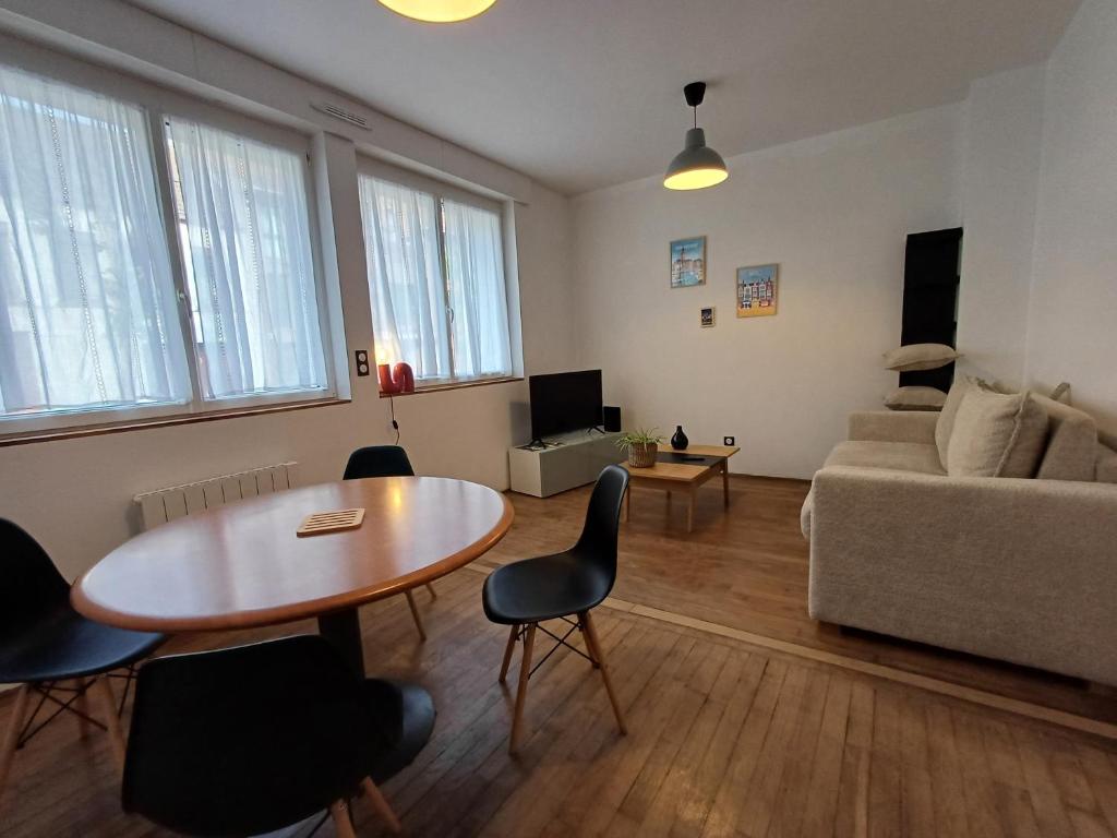 un salon avec une table et un canapé dans l'établissement Cap au Nord, à Dunkerque
