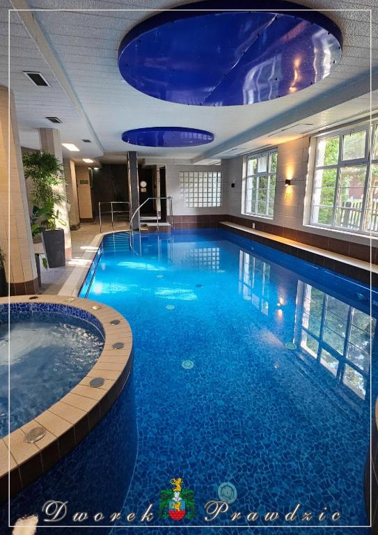 a pool in a hotel with a large swimming pool at Dworek Prawdzic Niechorze in Niechorze