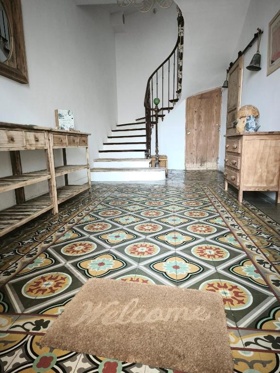 une pièce avec un sol carrelé et un tapis dessus dans l'établissement La dominique, à Villes-sur-Auzon