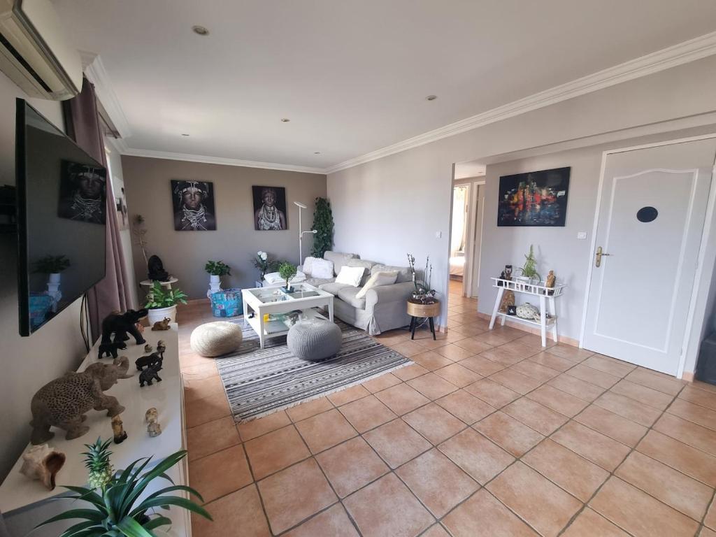 - un salon avec un canapé blanc et du carrelage dans l'établissement Villa with pool Six-Fours air conditioning All private, à Six-Fours-les-Plages