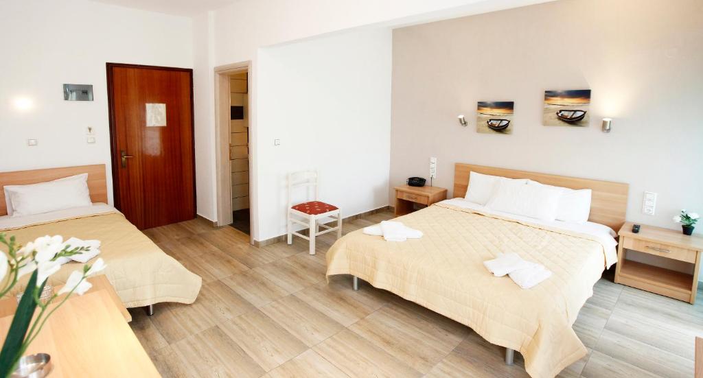 Postel nebo postele na pokoji v ubytování Chrisa Hotel