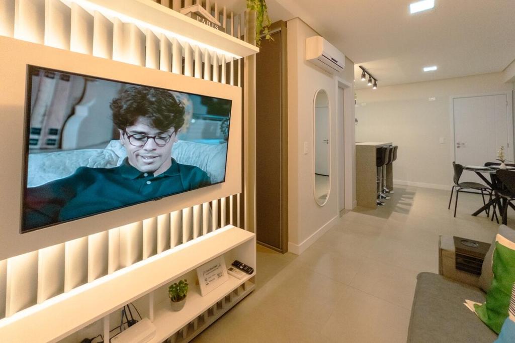 a hospital room with a flat screen tv on a wall at Apartamento Sofisticado Perto de Tudo JR1304 in Maringá